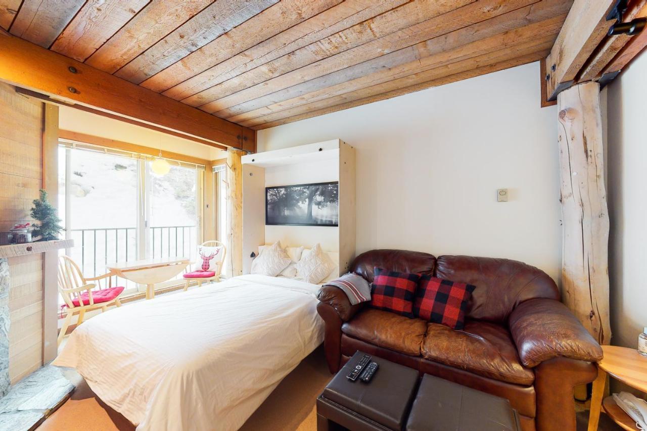 Отель Moguls 813 Big White Ski Resort Экстерьер фото